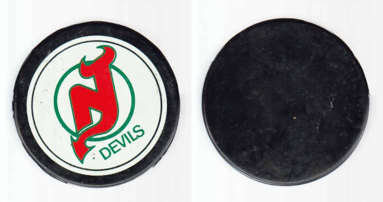 1980-87 NHL VICEROY NEW JERSY DEVILS PUCK V1 photo 1980-87 NHL VICEROY NEW JERSY DEVILS PUCK V1 photo