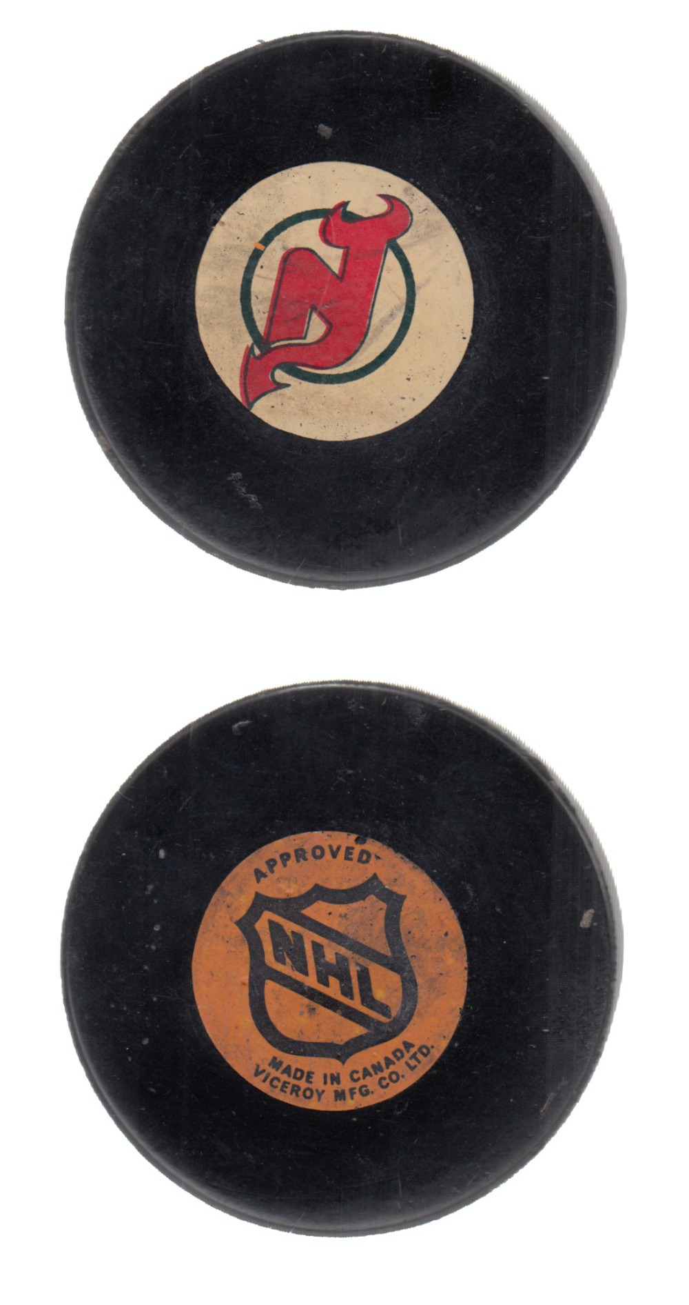 1975-83 VICEROY V3 NEW JERSEY DEVILS GAME PUCK photo 1975-83 VICEROY V3 NEW JERSEY DEVILS GAME PUCK photo
