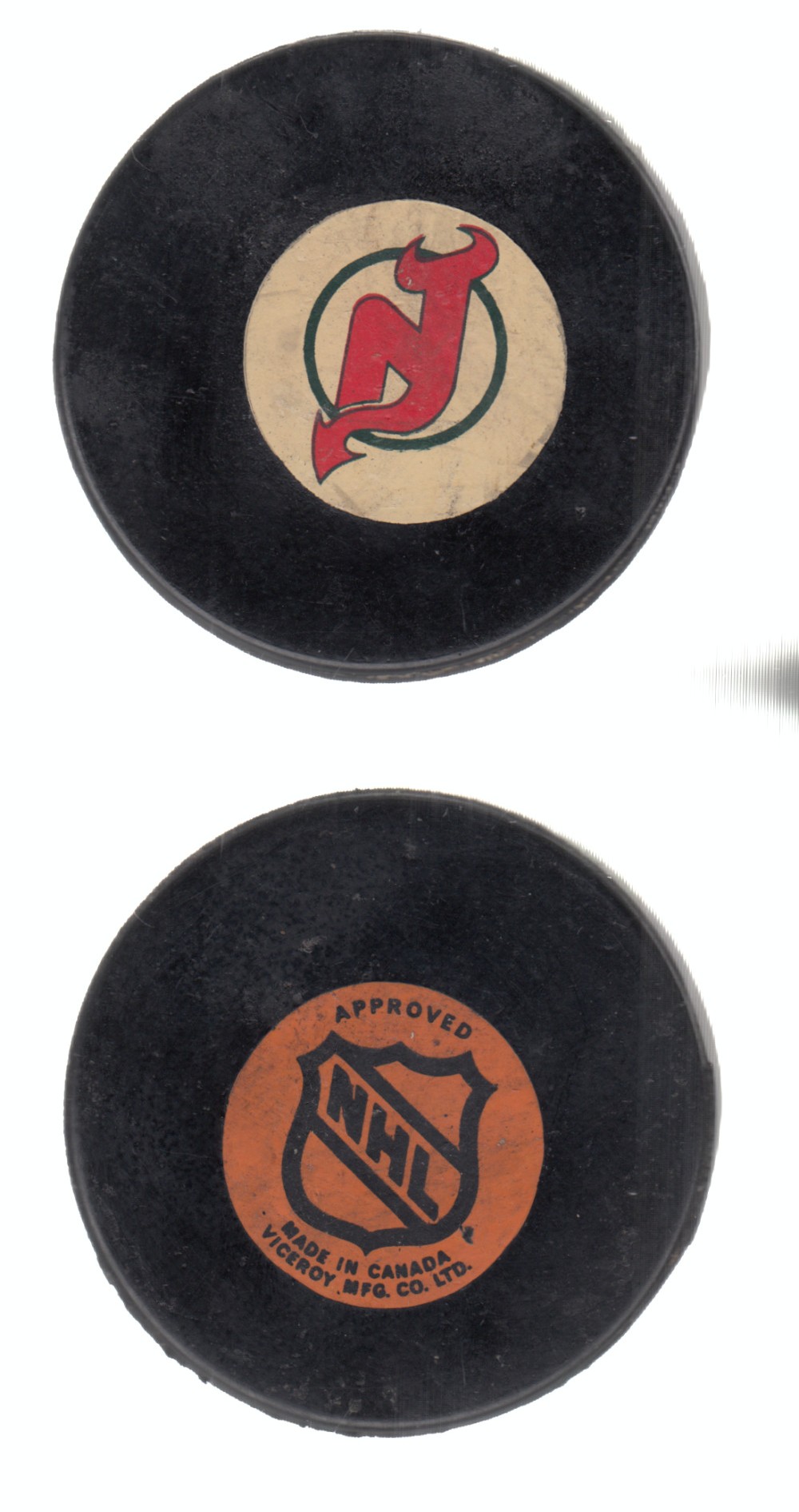 1975-83 VICEROY V3 NEW JERSEY DEVILS GAME PUCK photo 1975-83 VICEROY V3 NEW JERSEY DEVILS GAME PUCK photo