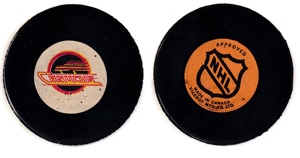 1975-83 VICEROY V3 VANCOUVER CANUCKS V.3 GAME PUCK photo 1975-83 VICEROY V3 VANCOUVER CANUCKS V.3 GAME PUCK photo