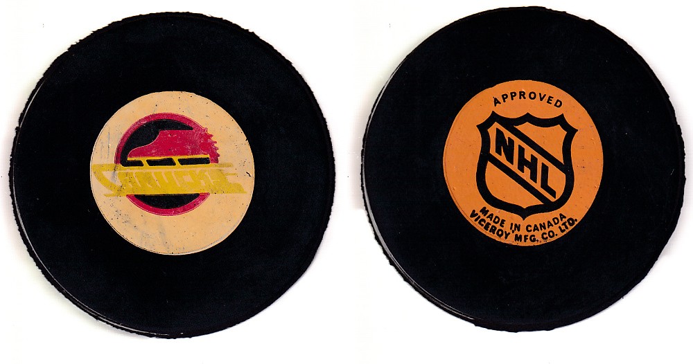 1975-83 VICEROY V3 VANCOUVER CANUCKS V.2 GAME PUCK photo 1975-83 VICEROY V3 VANCOUVER CANUCKS V.2 GAME PUCK photo