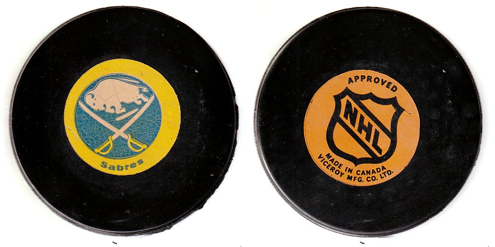 1975-83 VICEROY V3 BUFFALO SABRES GAME PUCK photo 1975-83 VICEROY V3 BUFFALO SABRES GAME PUCK photo