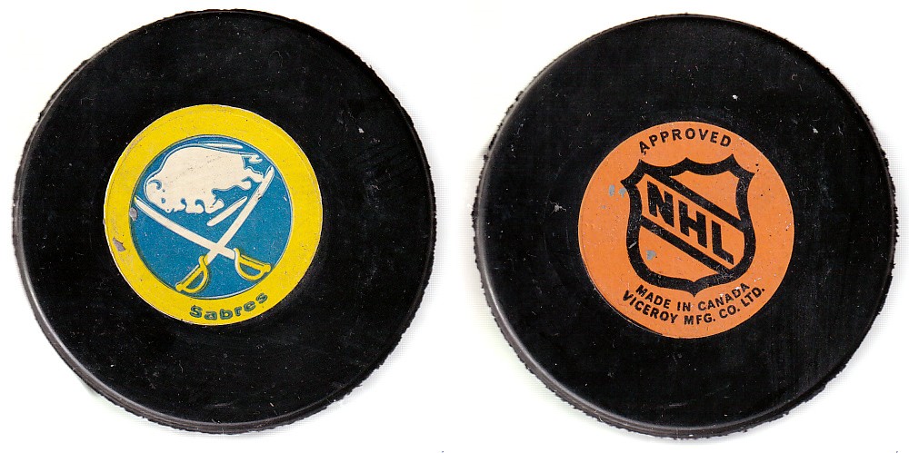 1975-83 VICEROY V3 BUFFALO SABRES GAME PUCK photo 1975-83 VICEROY V3 BUFFALO SABRES GAME PUCK photo