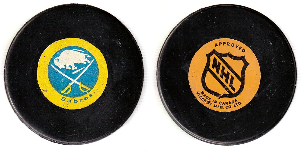 1975-83 VICEROY V3 BUFFALO SABRES GAME PUCK photo 1975-83 VICEROY V3 BUFFALO SABRES GAME PUCK photo