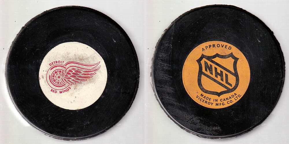 1975-83 VICEROY V3 DETROIT RED WINGS GAME PUCK photo 1975-83 VICEROY V3 DETROIT RED WINGS GAME PUCK photo